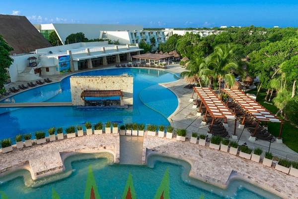 Grand Sirenis Riviera Maya Resort & Spa mit Swimmingpool und tropischer Umgebung