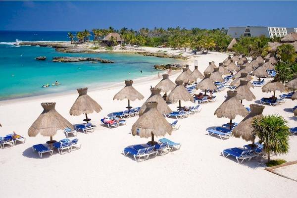 Strand des Grand Sirenis Riviera Maya Resort mit vielen Liegestühlen und Sonnenschirmen