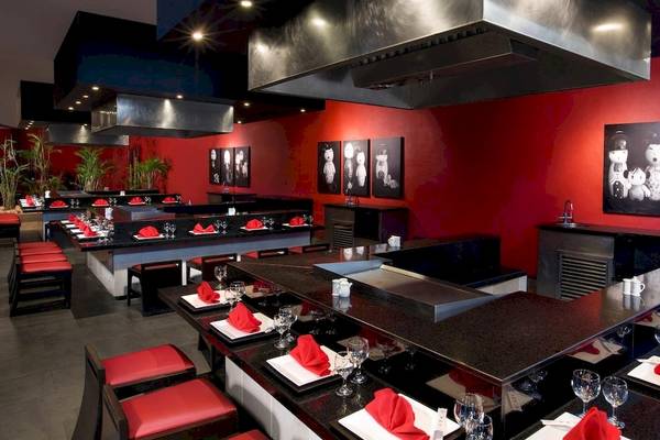 Das elegante Restaurant des Grand Sirenis Riviera Maya Resort & Spa mit roter Inneneinrichtung und vielen Sitzplätzen.