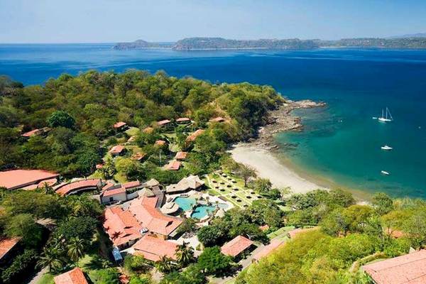 Luftaufnahme des Secrets Papagayo Hotels an der Küste von Costa Rica mit Blick auf Meer und Bucht.