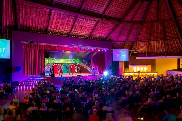 Eine Show im Grand Sirenis Riviera Maya Resort & Spa mit einer Bühne und vielen Zuschauern.
