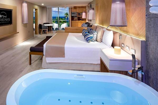 Suite im Grand Sirenis Riviera Maya Resort mit Jacuzzi und Blick auf das Meer.