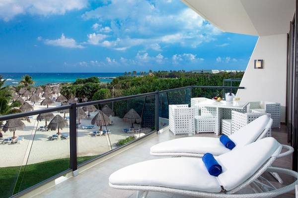 Aussicht vom Balkon des Grand Sirenis Riviera Maya Resort & Spa auf den Strand und das Meer