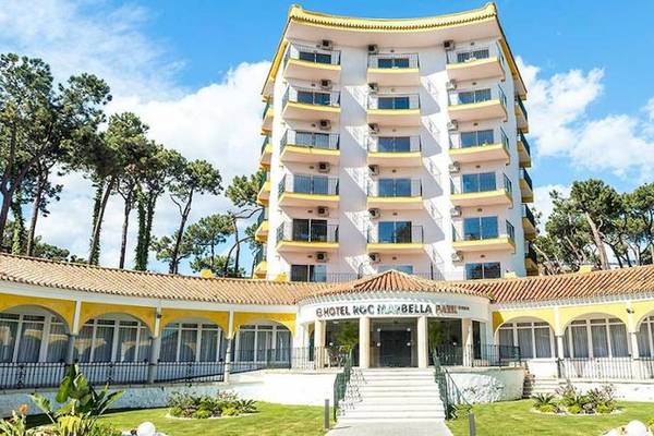 Die Fassade des Roc Barlovento Hotels mit mehreren Stockwerken und gelben Akzenten.