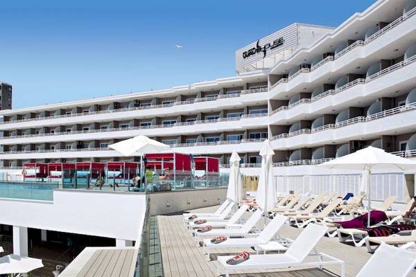 Außenansicht des Sol Wave House All Suites Hotels mit Swimmingpool und Sonnenliegen.