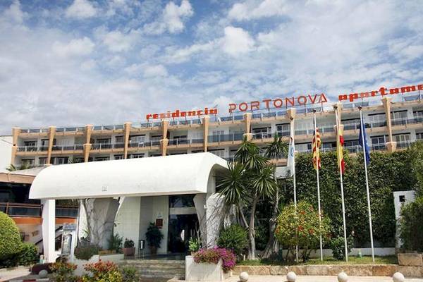 Außenansicht des Roc Barlovento Hotels mit rotem Schriftzug und Flaggen vor dem Gebäude.