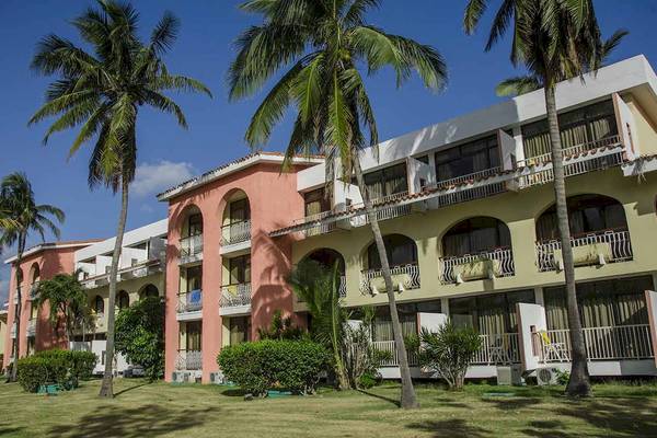 Außenansicht des Roc Barlovento Hotels mit mehreren Gebäuden und Palmen