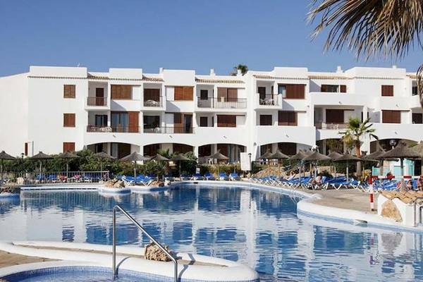 Außenbereich des Roc Barlovento Hotels mit Swimmingpool und Sonnenliegen.