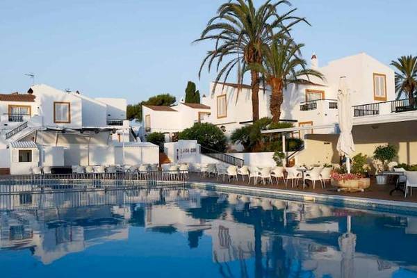 Außenbereich des Roc Barlovento Hotels mit Swimmingpool, weißen Gebäuden und Palmen