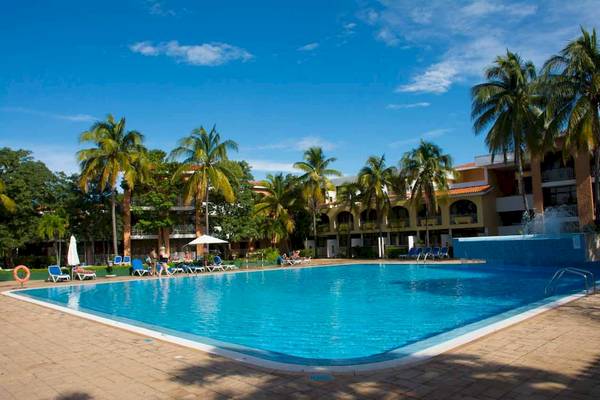 Außenpoolbereich des Roc Barlovento Hotels mit Liegestühlen und Palmen