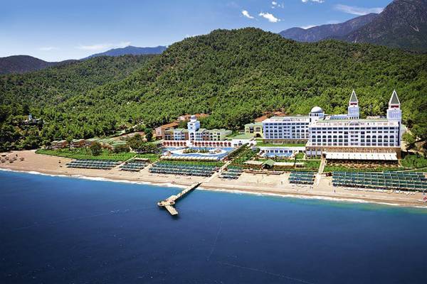 Luftaufnahme des Nirvana Dolce Vita Hotels mit Strand und Pool