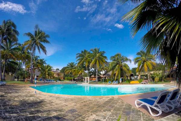 Außenpool des Roc Barlovento Hotels umgeben von Palmen und Liegestühlen