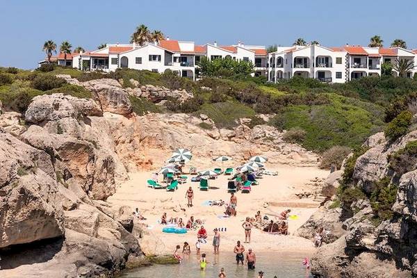 Aussicht auf das Roc Barlovento Hotel mit vielen Gästen auf dem Strand