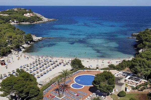 Aussenansicht des Roc Barlovento Hotels mit Blick auf den Strand und das Meer
