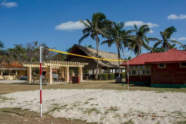 Volleyballplatz im Freien mit Netz und Gebäuden im Hintergrund, Roc Barlovento Hotel.