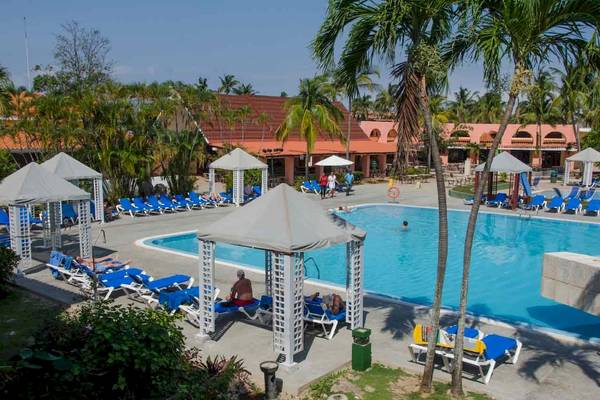 Außenbereich des Roc Barlovento Hotels mit Swimmingpool und Sonnenliegen