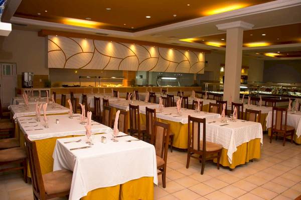 Restaurant des Roc Barlovento Hotels mit gedeckten Tischen und gelben Tischdecken.