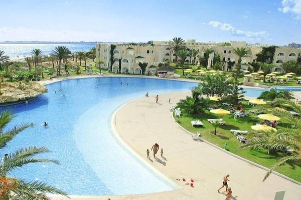 Luftaufnahme des Mahdia Beach & Aqua Park Resorts mit großem Pool, Gästen und Palmen