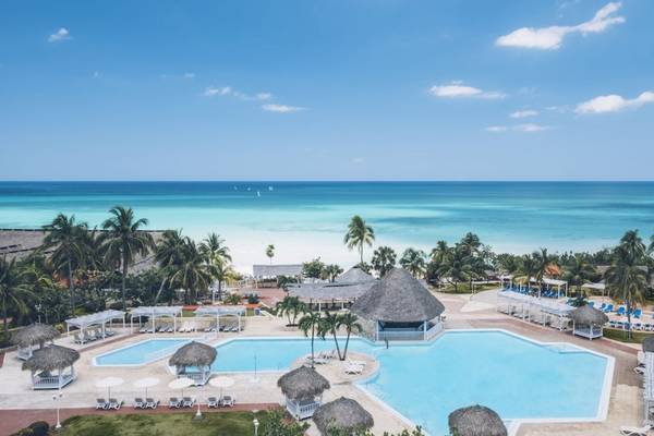 Iberostar Origin Bella Costa Resort mit Swimmingpool und Blick auf den Ozean