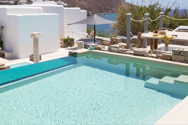Pool des Kivotos Mykonos Hotels mit Blick auf das Meer