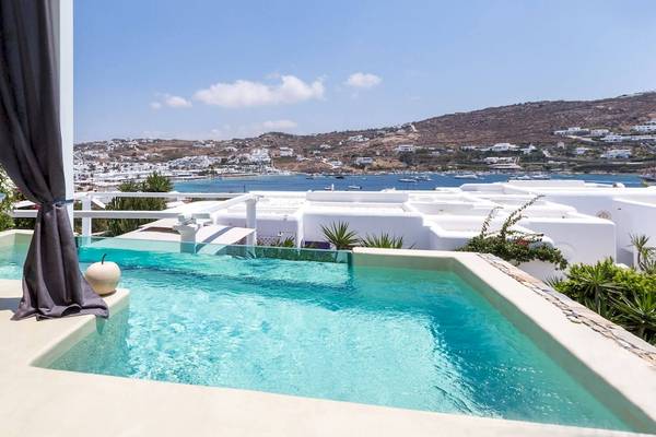 Pool auf der Terrasse des Kivotos Mykonos mit Blick auf das Meer