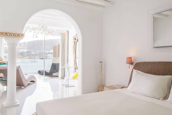 Innenansicht eines Zimmers im Kivotos Mykonos Hotel mit Blick auf das Meer.