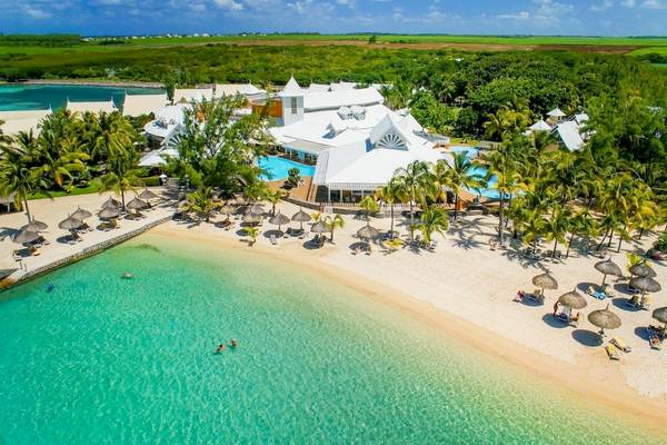Luftaufnahme des Preskil Island Resorts mit Hotel, Pool und Strand