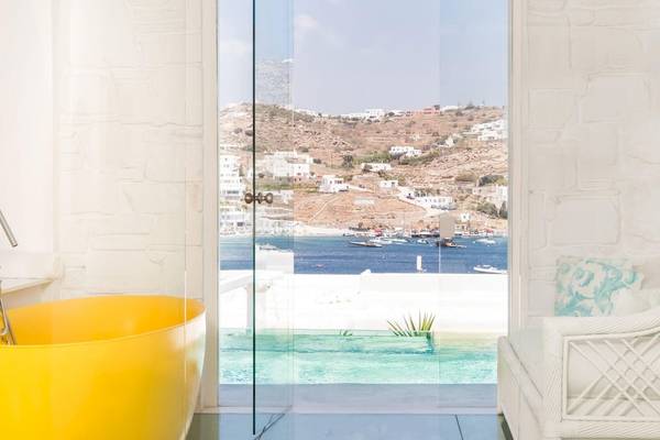 Suite im Kivotos Mykonos mit Blick auf das Meer und die weißen Gebäude