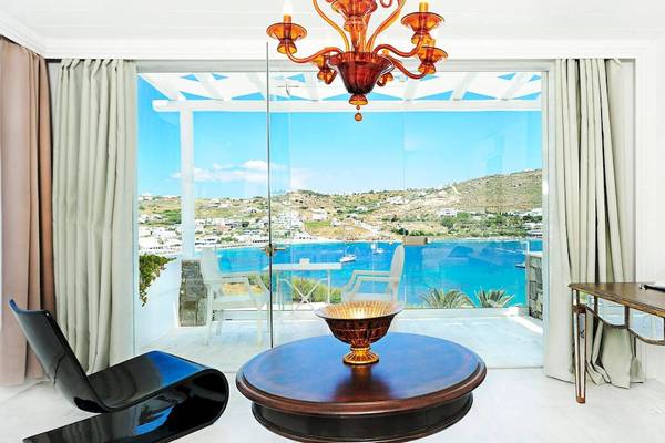 Suite im Kivotos Mykonos mit Balkon und Ausblick auf das Meer und die Inseln