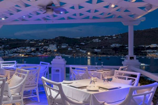 Terrasse des Kivotos Mykonos Hotels bei Nacht mit Blick auf die Stadt und den Hafen