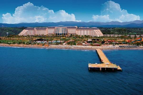 Luftaufnahme des Long Beach Resort & Spa Deluxe am Strand mit Pier