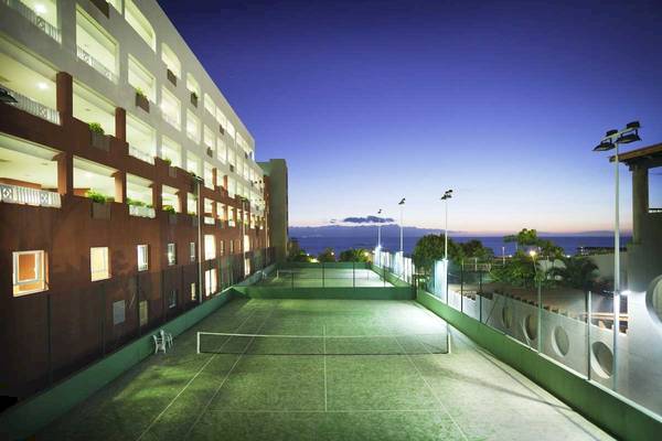 Außenansicht des Roca Nivaria Gran Hotel mit einem Tennisplatz und einem Blick auf den Ozean