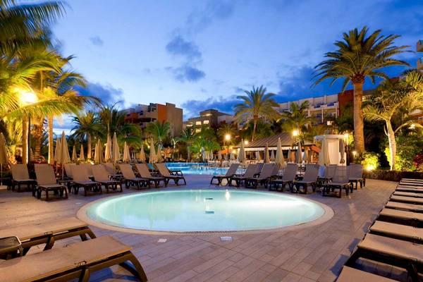 Abendansicht des Poolbereichs des Roca Nivaria Gran Hotel mit Lounge-Sesseln und Palmen