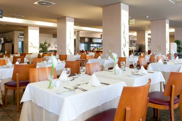 Restaurant im Roca Nivaria Gran Hotel mit gedeckten Tischen und Stühlen.