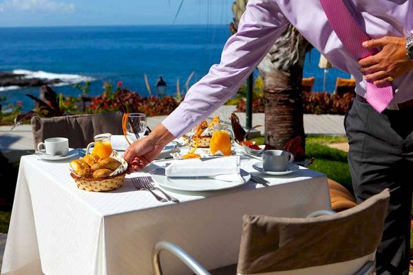 Frühstückstisch im Roca Nivaria Gran Hotel mit Blick auf den Ozean.