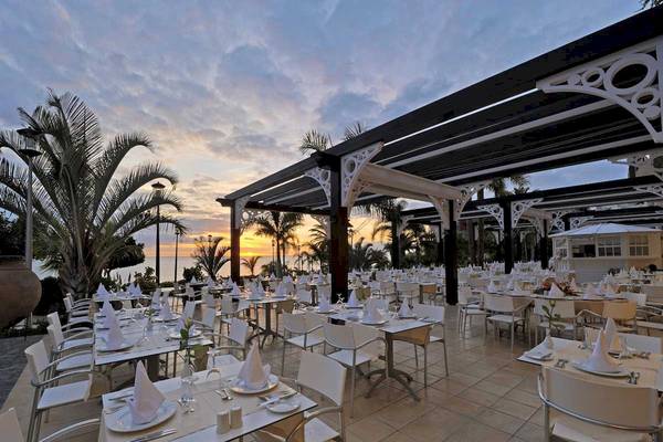 Außenbereich des Roca Nivaria Gran Hotel mit vielen Tischen und Stühlen unter einem Pavillon