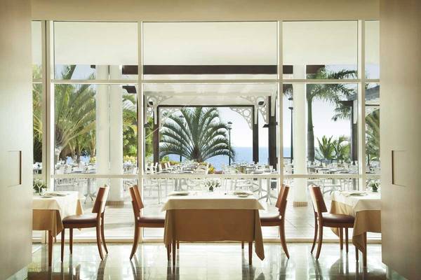 Innenansicht des Restaurants im Roca Nivaria Gran Hotel mit Blick auf den Ozean.