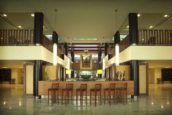 Lobby-Bar des Roca Nivaria Gran Hotel mit hölzernen Stühlen und einer Theke.