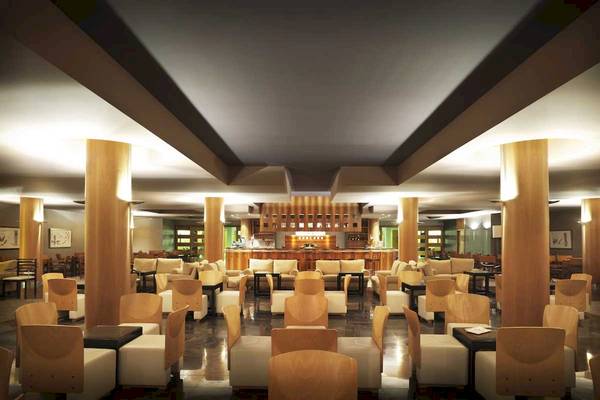 Loungebereich des Roca Nivaria Gran Hotels mit Holzmöbeln und einer Theke