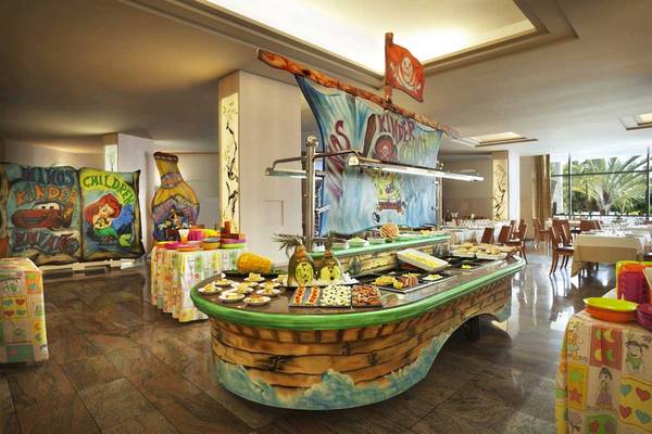 Buffetbereich im Roca Nivaria Gran Hotel mit Piratenschiff-Design.