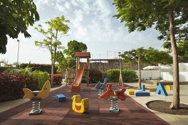 Kinderspielplatz im Freien des Roca Nivaria Gran Hotel mit Rutsche und bunten Spielgeräten