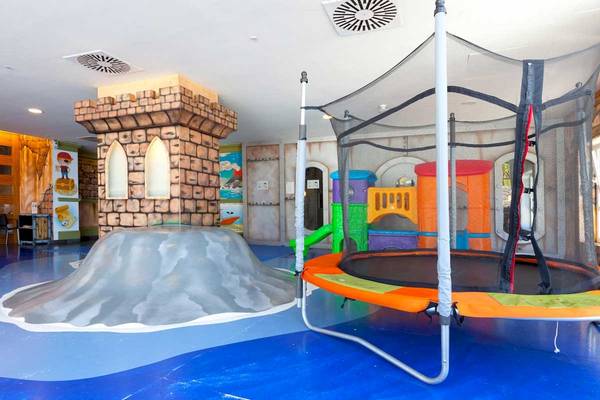 Kinderspielbereich im Roca Nivaria Gran Hotel mit Burg, Trampolin und Kletterwand.