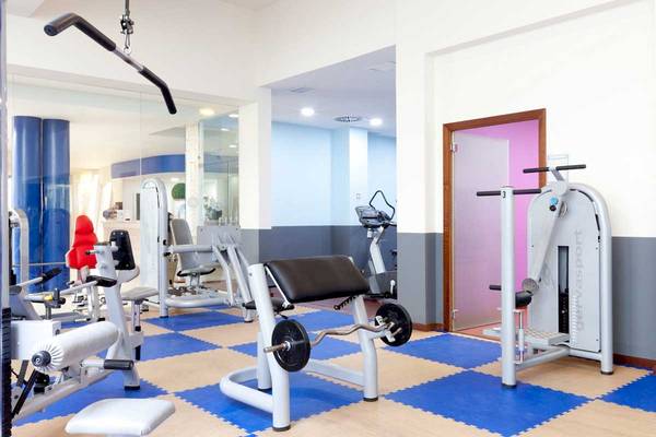 Fitnessraum im Roca Nivaria Gran Hotel mit verschiedenen Trainingsgeräten.