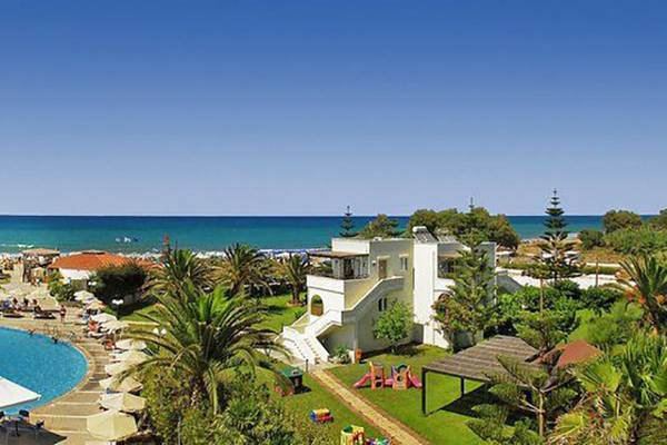 Luftaufnahme des Minos Mare Resorts mit Blick auf den Strand, Pool und Gebäude.