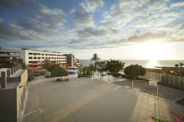 Aussicht auf den Basketballplatz des Roca Nivaria Gran Hotels mit Blick auf das Meer und Gebäude.