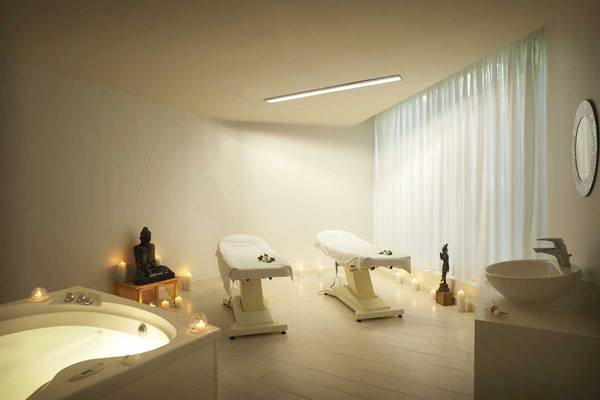 Spa-Behandlungsraum im Roca Nivaria Gran Hotel mit Badewanne, Massageliegen und Kerzen