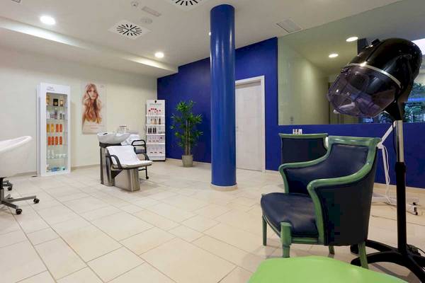 Friseursalon im Roca Nivaria Gran Hotel mit Stühlen, Haartrockner und Produkten