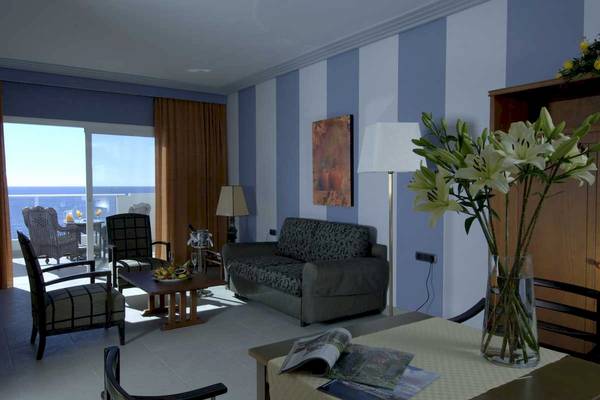 Wohnzimmer des Roca Nivaria Gran Hotels mit Blick auf das Meer und moderner Einrichtung.