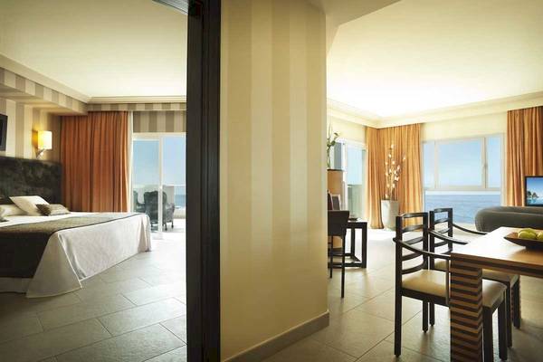 Innenansicht einer Suite im Roca Nivaria Gran Hotel mit Blick auf das Meer.