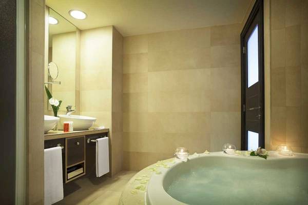 Ein Badezimmer im Roca Nivaria Gran Hotel mit Badewanne, Waschbecken und Spiegel.